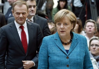 Per Donald Tusk bisogna rendere più sostenibile il debito della Grecia ma la Merkel rifiuta i tagli. Da che parte stai?